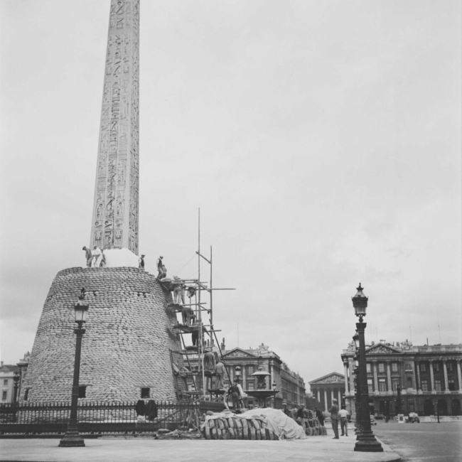 L’Obélisque en état de défense, place de la Concorde, 1940
