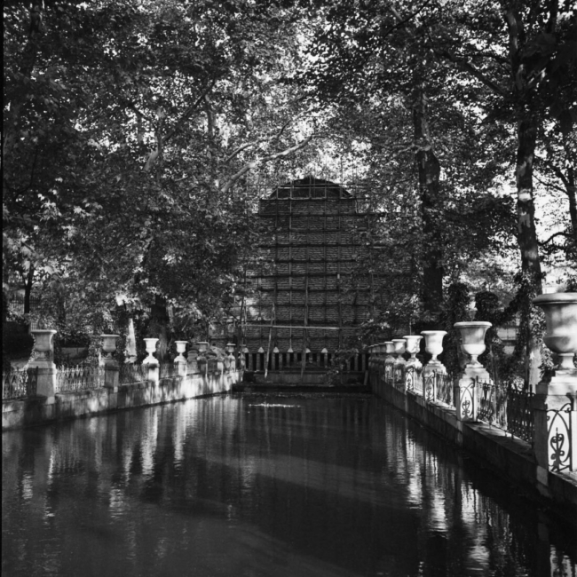 La Fontaine Médicis en cours de protection, Jardin du Luxembourg, 1940