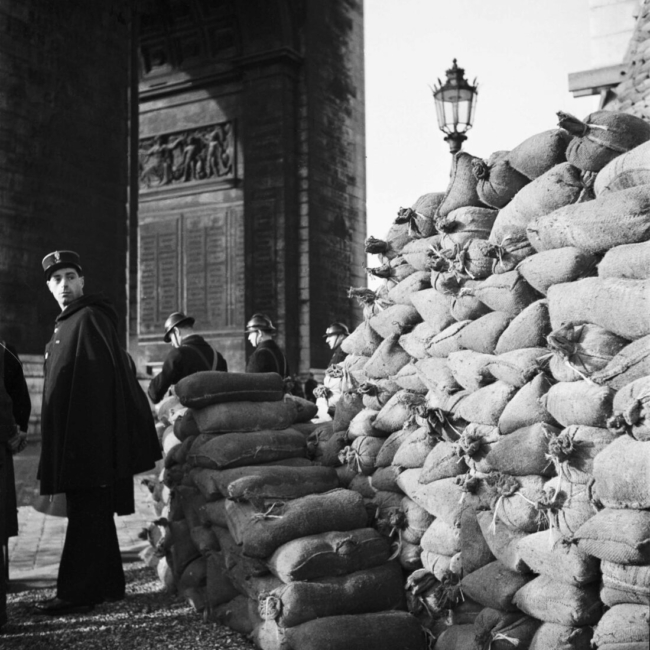 Quand la défense passive veille sur le soldat inconnu, Arc de Triomphe, 1940